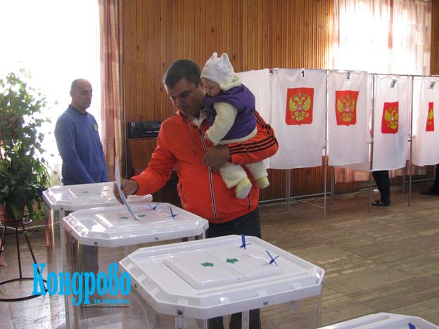 Сергей Балябин пришел на избирательный участок с маленькой дочкой: «Гражданственность нужно с детства воспитывать».